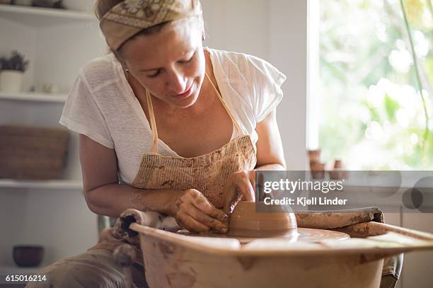 woman makes hand made ceramics from clay i - potters wheel stock pictures, royalty-free photos & images