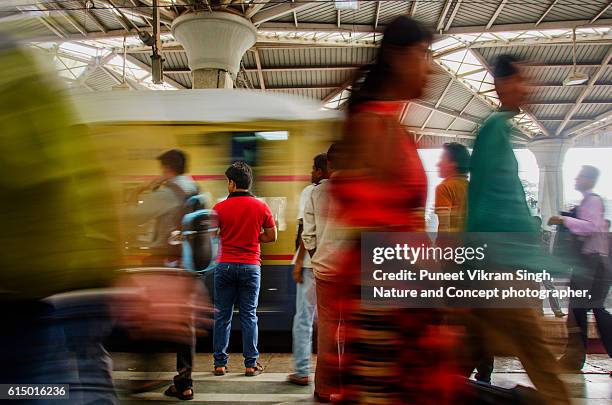 mumbai local train - india train stock-fotos und bilder