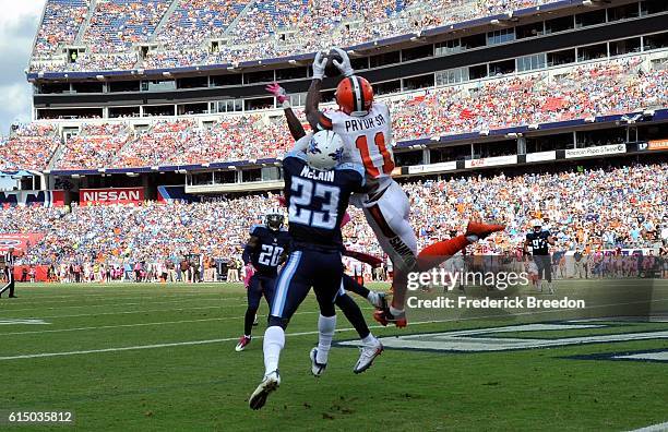 Terrelle Pryor of the Cleveland Browns catches a touchdown pass over Brice McCain of the Tennessee Titans during the first half at Nissan Stadium on...