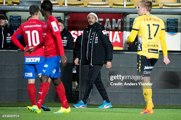 Henrik Larsson, head coach of Helsingborgs IF gives instructions during the Allsvenskan match between IF Elfsborg and Helsingborgs IF at Boras Arena...