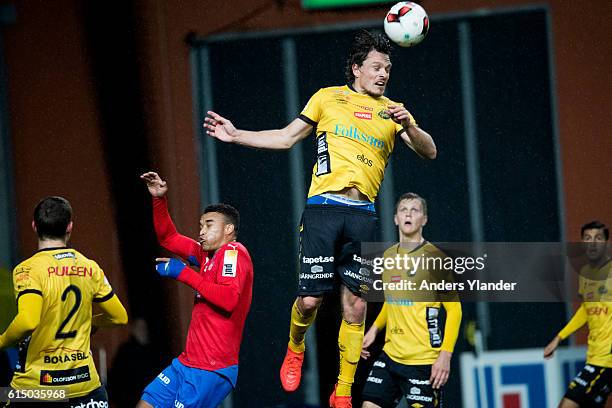 Jorgen Horn of IF Elfsborg jumps for a header during the Allsvenskan match between IF Elfsborg and Helsingborgs IF at Boras Arena on October 16, 2016...