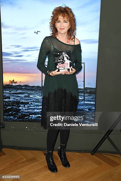 Fiorella Mannoia poses with the award during the Ciak For Women 2016 on October 16, 2016 in Rome, Italy.