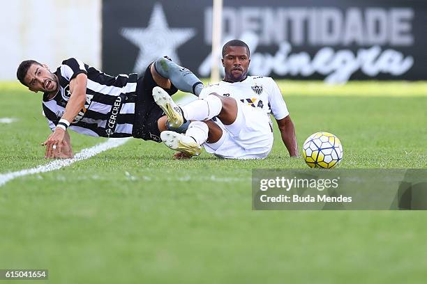 Rodrigo Pimpao of Botafogo struggles for the ball with Carlos Cezar of Atletico Mineiro during a match between Botafogo and Atletico Mineiro as part...