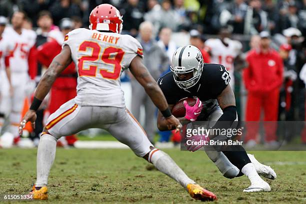 Clive Walford of the Oakland Raiders makes a 20-yard catch against the Kansas City Chiefs during their NFL game at Oakland-Alameda County Coliseum on...