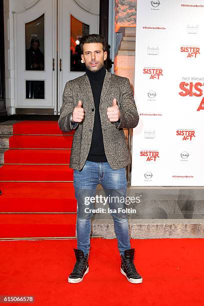 Singer Jay Khan attends the 'Sister Act: The Musical' premiere at Stage Theater on October 16, 2016 in Berlin, Germany.