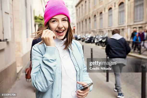 adolescent fille écoute de la musique - french teen fashion photos et images de collection