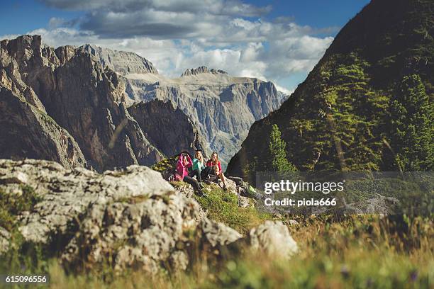 abenteuer auf dem berg: frauen zusammen - gardena stock-fotos und bilder