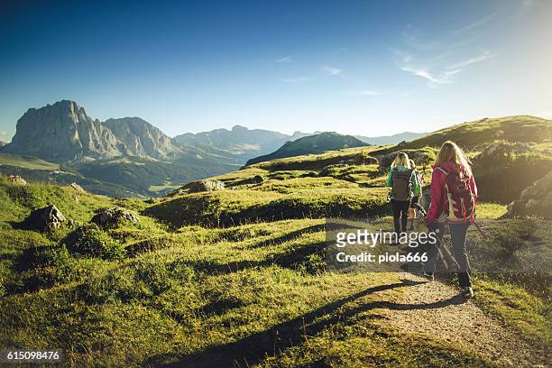 山の上の冒険:一緒に女性 - alto adige italy ストックフォトと画像