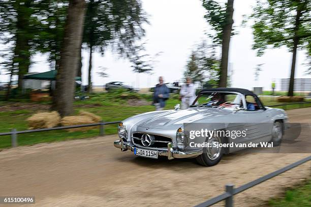 mercedes-benz 300sl cabrio-oldtimerfahren - mercedes benz 300sl gullwing stock-fotos und bilder