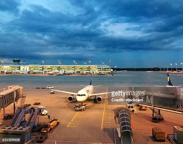 flughafen münchen gates mit lufthansa flugzeug, deutschland - munich airport stock-fotos und bilder