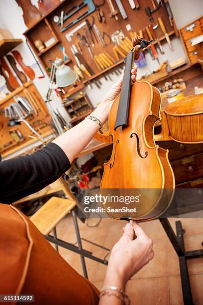 produttori di strumenti in officina - violino foto e immagini stock