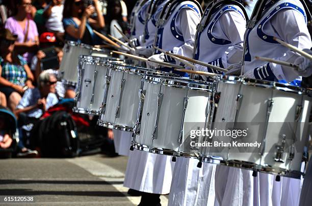 marching snare drums in a row on parade - banda de marcha fotografías e imágenes de stock