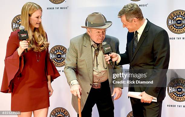 Roy Clark arrives at The 2016 Medallion Ceremony at the Country Music Hall of Fame and Museum on October 16, 2016 in Nashville, Tennessee.