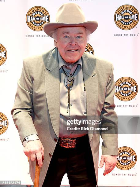 Roy Clark arrives at The 2016 Medallion Ceremony at the Country Music Hall of Fame and Museum on October 16, 2016 in Nashville, Tennessee.