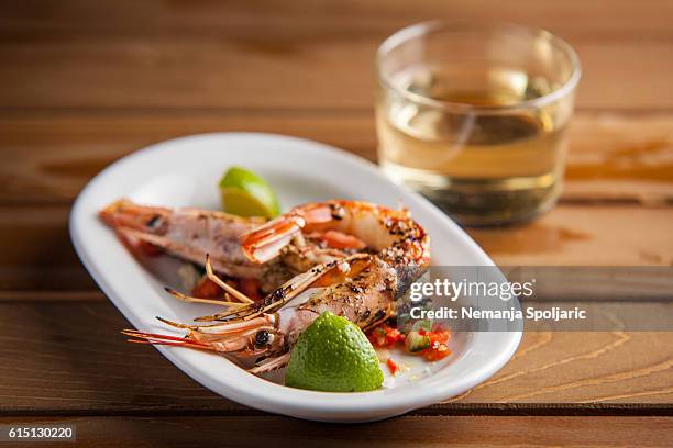 tapas dish with shrimps - shrimp scampi stock-fotos und bilder