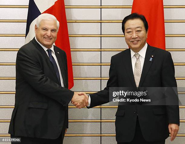 Japan - Panamanian President Ricardo Martinelli and Japanese Prime Minister Yoshihiko Noda shake hands before their meeting in Tokyo on Oct. 22, 2012.