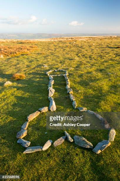 a penis made out of stones on the summit of black combe in the lake district, uk. - forma de falo fotografías e imágenes de stock