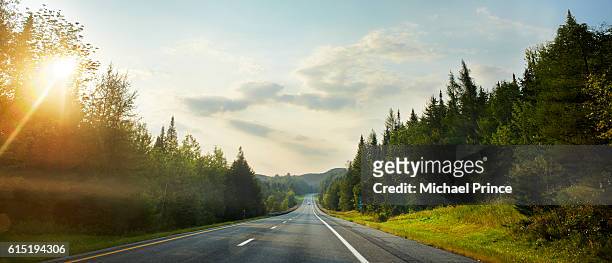 rural highway, vermont, usa - new england usa photos et images de collection