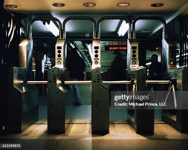 turnstiles at subway - torniquete imagens e fotografias de stock