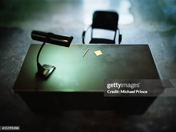 empty desk - desk lamp stockfoto's en -beelden