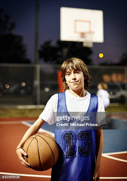 teenage basketball player - uniforme de basquete - fotografias e filmes do acervo