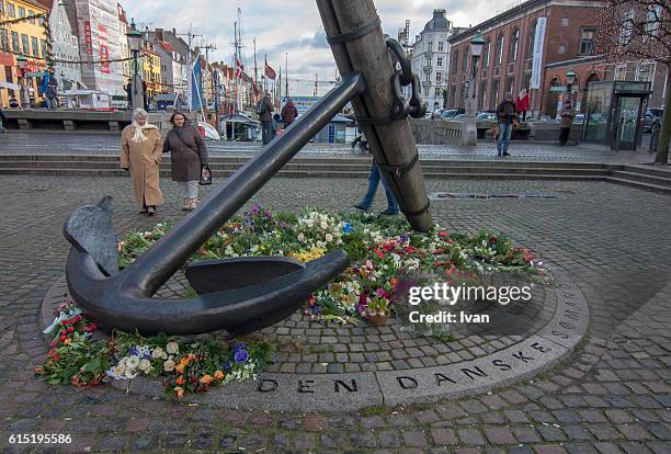 poppies for lost sailors in anchor, nyhavn (new harbor), copenhagen, demark - canal disney stock pictures, royalty-free photos & images