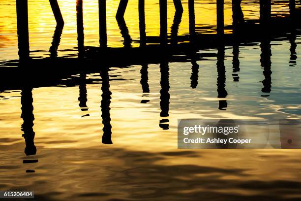 jetty relfections on lake windermere at sunset, lake district, uk. - lago windermere fotografías e imágenes de stock