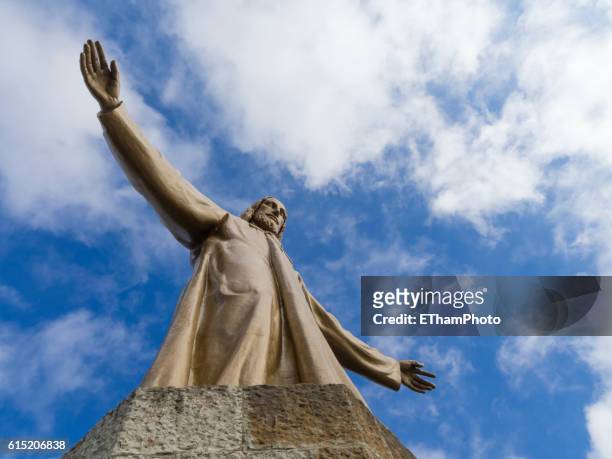 sagrat cor statue, barcelona tibidabo mountain - sagrat cor stock-fotos und bilder