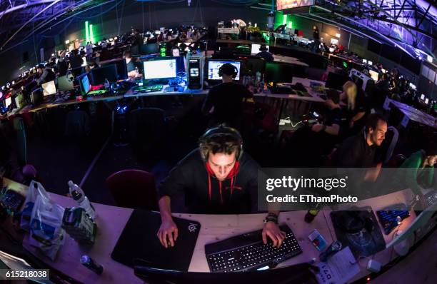 Lan Gaming Computer Lan Gaming Photos and Premium High Res Pictures - Getty Images