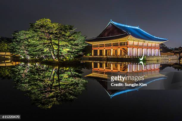 gyeonghoeru pavilion at night - gyeongbokgung palace stock pictures, royalty-free photos & images