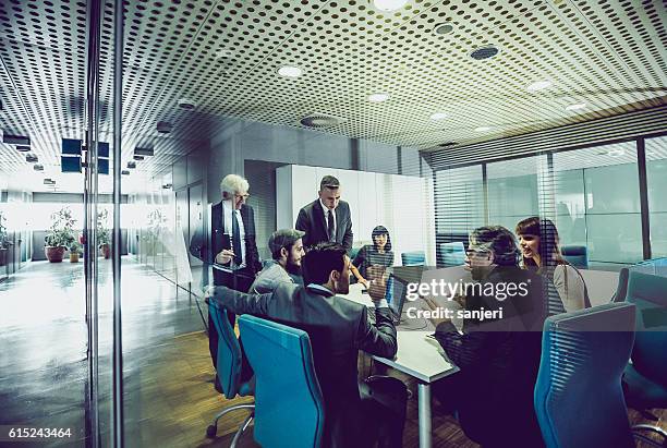 personen, die ein geschäftstreffen abhält - fusionen und übernahmen stock-fotos und bilder