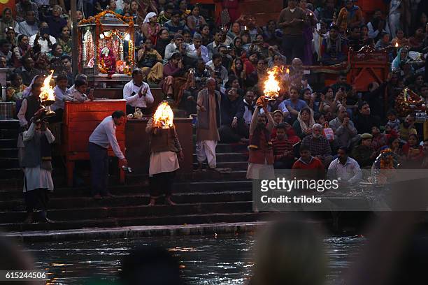 priests performs religious ganga aarti ceremony at har ki pauri - haridwar 個照片及圖片檔