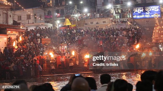 Preti cui Ganga Aarti cerimonia religiosa a Har Ki Pauri Preti cui Ganga Aarti cerimonia religiosa a Har Ki Pauri