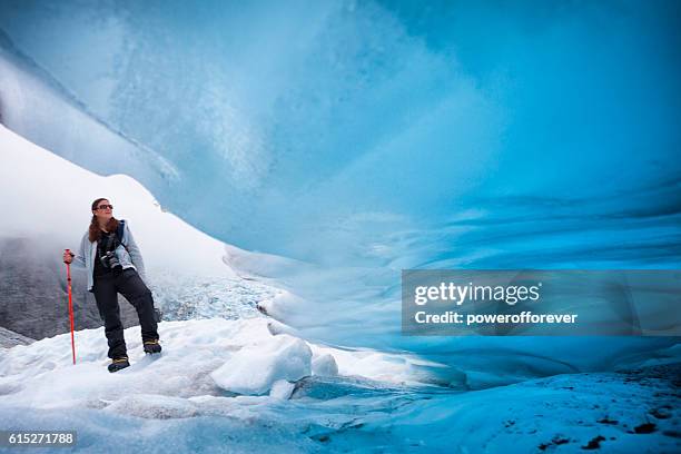 ice climber on franz josef glacier, new zealand - ilha do sul da nova zelândia imagens e fotografias de stock