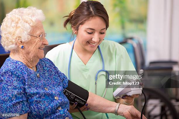 home healthcare krankenschwester überprüft blutdruck des älteren frau. - 100 jahre alter mensch stock-fotos und bilder