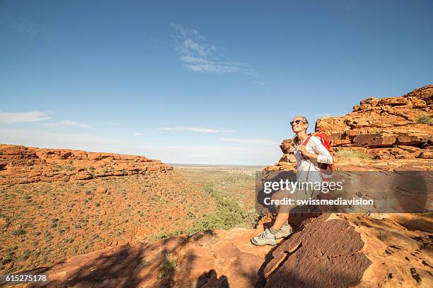 young woman hiking at the kings canyon, australia - bush live stockfoto's en -beelden