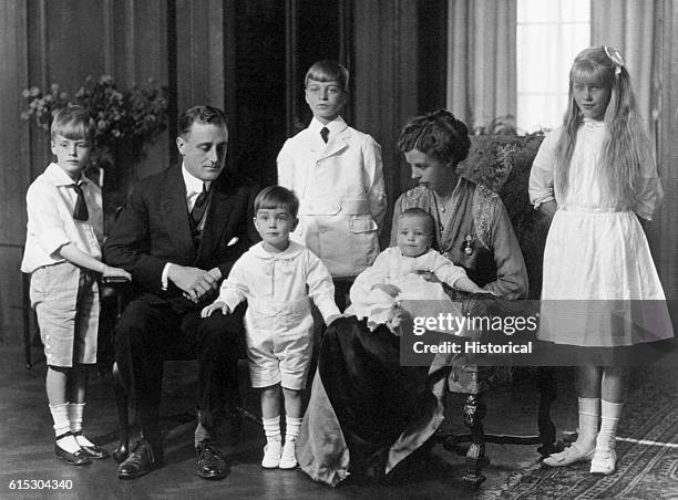 Franklin and Eleanor Roosevelt sit with their children Elliott, Franklin Jr., James, John, and Anna while in Washington, 1916.