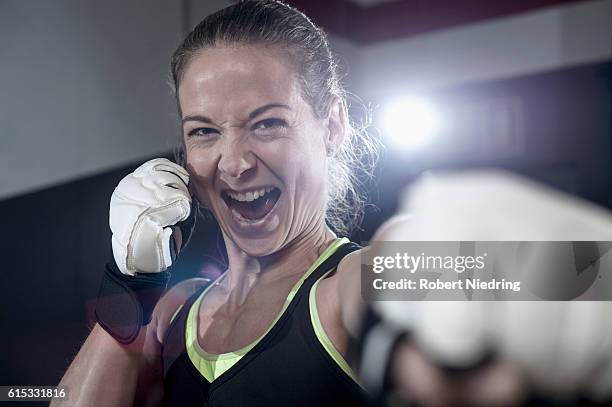 portrait of a sportswoman in boxing pose in the gym, bavaria, germany - fighting stance 個照片及圖片檔