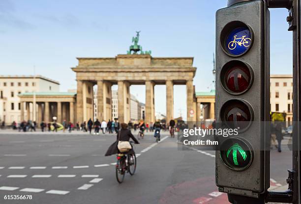green traffic light for bicycles at brandenburger tor (brandenburg gate) - city gate bildbanksfoton och bilder