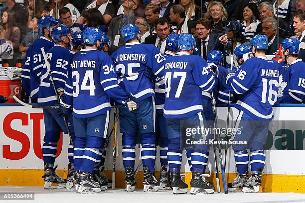 Mike Babcock Toronto Maple Leafs head coach talks to his players during the third perio at an NHL game against the Boston Bruins at the Air Canada...