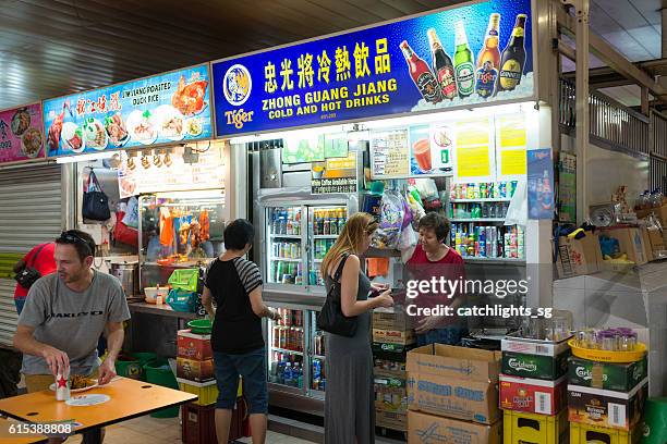 turistas caucásicos cenando en hawker centre, singapur - cetrería fotografías e imágenes de stock