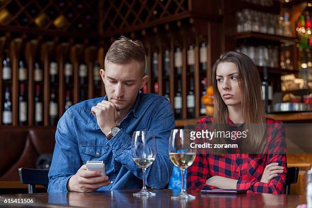 young couple with problems - ignore stockfoto's en -beelden
