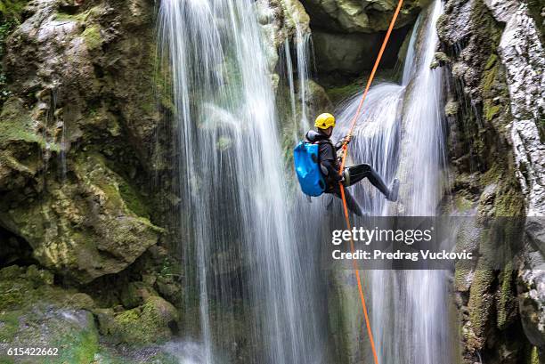 aventure du canyoning pendant - descente en rappel photos et images de collection