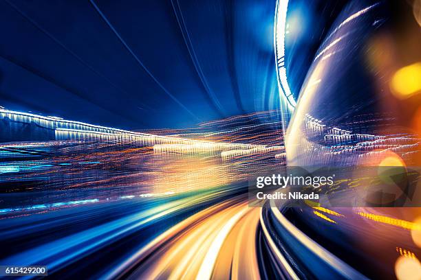 movimiento borrosa luces de la ciudad - rail fotografías e imágenes de stock