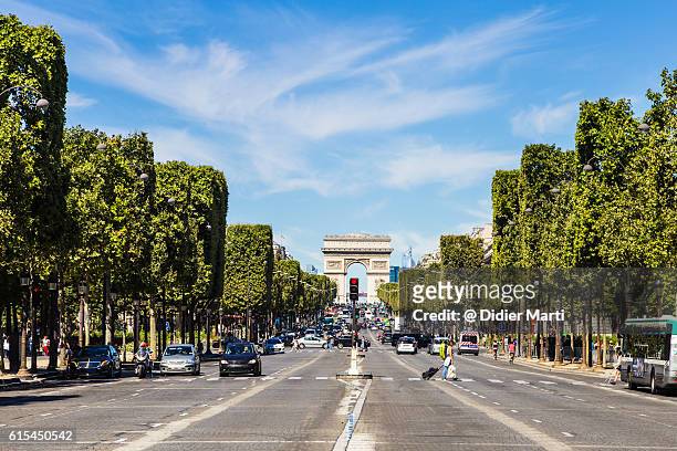 the famous champs elysees avenue in paris - arco di trionfo foto e immagini stock