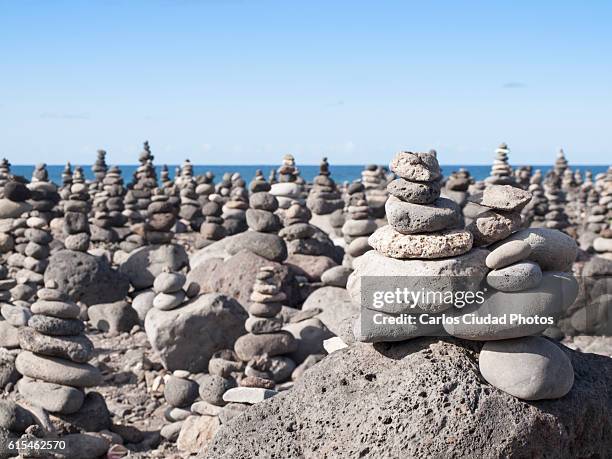 detail of stack of stones at beach against sky - stack rock - fotografias e filmes do acervo