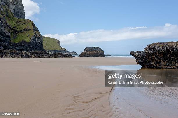 beach at mawgan porth, cornwall - mawgan porth fotografías e imágenes de stock