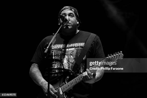 Roman R Ramirez Sublime With Rome Performs At Irvine Meadows Amphitheatre Photos et ...