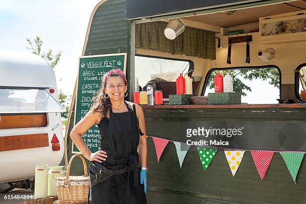 happy owner woman and her food truck - street food truck 個照片及圖片檔