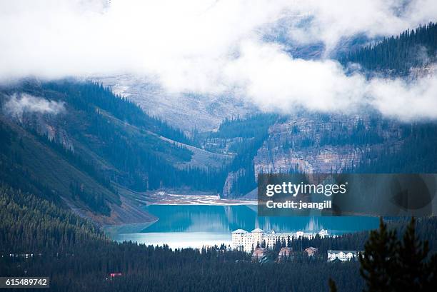 lago louise, montagne rocciose canadesi - lago louise foto e immagini stock